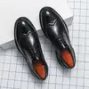 Sapatos Masculinos Transfronteiriços Sapatos de Couro de Primavera Masculino Casual Negócios Formal Britânico Brogue Esculpido com Terno Sapatos Masculinos Pequenos de Couro