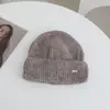 Chapéu de Tricô Simples com Etiqueta de Metal Colorida Dopamina para Mulheres Outono e Inverno Novo Chapéu Quente Espesso Acessório Afina o Rosto