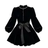 Atuendo de aura poderosa de principios de otoño: vestido de noche de terciopelo negro