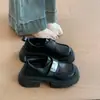 Novos sapatos de salto grosso versáteis, mocassins estilo britânico de bico quadrado, sapatos femininos de couro de sola grossa 2026, sapatos de salto alto de outono com velcro