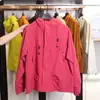 Fora de estoque! Nova jaqueta com capuz à prova de vento e à prova d'água para primavera/outono, unissex, moderna, fashion e versátil