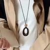 Nuevo collar geométrico irregular de resina estilo chino, cadena de suéter retro de lujo ligero de alta gama, gargantilla de diseño nicho para mujer