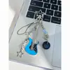 [Guitarra Nirvana Azul] Guitarra Eléctrica Rockera Estrella de Nicho Botón de Nota Colgante de Llavero Hecho a Mano con Cuentas