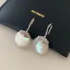 Pendientes Redondos de Nácar Blanco Natural 2026 Nuevo Estilo Popular Ganchos de Oreja de Gama Alta Pendientes Simples Elegantes Únicos Hermosos