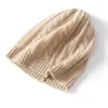 Cachemira Otoño/Invierno 2026 Nuevo Estilo Para Mujer de Gama Alta Color Sólido Tejido Turbante Cálido de Moda Patrón Trenzado Hueco Sombrero Casual