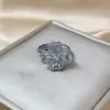 Trébol de cuatro hojas guardián de la suerte ~ lujo ligero avanzado flor completa de diamantes apertura moda personalidad giratorio diseño de nicho anillo