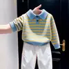 Roupas infantis estilo coreano coleção nova outono e inverno 2026: Suéter de malha com gola polo listrado em contraste azul e amarelo e calça casual branca para crianças