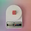 Clipe magnético com forte sucção, adere à geladeira, quadro branco e pode segurar notas adesivas. Disponível em 8 cores.