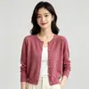 Cárdigan de punto rojo de moda para principios de otoño de 2026 con pequeños botones dorados, top coreano sencillo de cuello redondo y manga larga con un diseño único