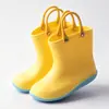 Compras online transfronteiriças sapatos de borracha infantis à mão em estoque galochas infantis sapatos de gel de água para bebês e crianças pequenas botas impermeáveis leves dropshipping