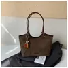 Venta al por mayor de bolsos tote casuales retro nuevos y elegantes de gran capacidad para mujer, perfectos para el trabajo y los desplazamientos, bolsos de hombro versátiles que se pueden llevar bajo el brazo