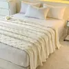 Fabricante fornece cobertores ondulados tridimensionais multifuncionais para primavera e outono para dormitórios e escritórios, espessados e amigáveis à pele para uso em cochilos