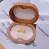 Anillo Flor Antigua Cepillada Oro Arena Estilo Tienda de Oro Diseño Nicho Anillo Joyería Versátil de Lujo Ligero