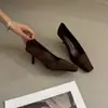 Retro Simples Bico Quadrado Baixo Salto Agulha Alto Feminino 2026 Outono Novo Deslocamento Temperamento Elegante Mocassins de Camurça