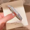 Pulseira Europeia e Americana Transfronteiriça com Fivela Padrão Zircônia Moda para o Dia a Dia Pulseira Retrô Toque de Luxo Leve Joia de Mão Exquisita para Mulheres