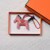 Colgante de Poni de Cuero Genuino Llavero de Cuero Hecho a Mano Piel de Oveja Poni Decoración para Asa de Bolso de Moda Venta al por Mayor