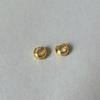 Pendientes pequeños con diseño de concha y rayas retro de alta gama con hebilla de oreja de doble cara para mujer