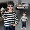 Camiseta de Manga Longa para Meninos Primavera e Outono, Estilo Coreano, Elegante 2026 Nova Blusa Listrada de Gola Redonda para Crianças, Camiseta Básica para Bebês, Tendência