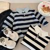 Sudadera para niño, ropa de primavera y otoño de 2024, top de rayas coreanas para niños, polo holgado con letras para niños, suave y encerado, de moda.