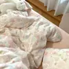 Juego de tres piezas de hilo de algodón de doble capa estilo Ins Una funda de almohada floral de gasa de algodón puro respetuosa con la piel un par de sábanas de color sólido