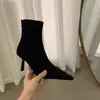 Botas curtas de camurça finas com salto alto e bico fino para mulheres, novo estilo outono e inverno 2026, botinhas estilo coreano com forro de fleece