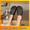 Chinelos fechados de trama vazada para mulheres, para uso externo no verão, novo modelo 2025, de calçar, antiderrapantes, tamancos de sola grossa, mules baixas