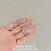 Aretes y Broqueles de Hello Kitty con Diamantes Completos Super Flash de Dibujos Animados para Mujer Pendientes de Diseño de Nicho Accesorios Dulces y Lindos Joyería para Orejas