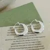 Ear Cuff Retrô de Luxo Leve Francês com Sensação de Alto Padrão Brincos de Nicho Europeus e Americanos Argolas de Orelha de Metal Dourado com Superfície Lisa para Mulheres
