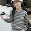 Conjunto de Suéter de Punto Rayado Estilo Coreano Falso Dos Piezas y Pantalones de Mezclilla Anchos para Niñas Otoño 2026