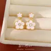 Aretes y Collar de Flor de Circonia Bañados en Oro Real, Cadena para Clavícula de Lujo Ligero y Nicho, Juego de Joyería Simple y Dulce de Gama Alta