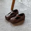 Novos Sapatos Infantis Primavera 2026 Estilo Coreano Sapatos de Bebê Versátil Retrô Boca Rasa Tira em T Sapatos de Couro para Meninas