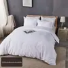 Conjunto de Roupa de Cama Puro Branco de Quatro Peças para Hotel e B&B, Feito de Algodão 100%, Incluindo Lençóis, Capas de Edredom e Colchas, Conjunto Completo de Roupa de Cama, Venda por Atacado de Roupa de Cama Específica para Hotel
