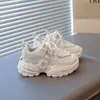 Zapatos deportivos de cuero para hombre y mujer, nuevo estilo otoño 2026, tenis blancos antideslizantes para estudiantes, zapatillas ligeras para correr para niños, venta al por mayor