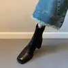 Botas curtas de salto alto de couro genuíno com 6 cm de altura para mulheres baixinhas, novo estilo outono e inverno 2026, botas estilo Martin com bico quadrado, botas francesas de salto grosso finas