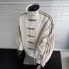 Moda de otoño: Chaqueta de hombre azul y blanca con retazos y tres rayas, cuello alto, estilo chino nuevo con cierres de botones, que irradia un ambiente sofisticado y elegante de traje Tang