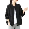 Foto real de chaqueta bomber casual de otoño 2026 para mujer, cuello redondo, versátil, corte holgado, adelgazante, color liso simple, chaqueta sudadera estilo coreano
