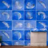 Adesivos de parede autoadesivos IXPE transfronteiriços, adesivos de parede de fundo azul com padrão de pena de alto brilho, material em rolo decorativo atacado