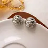 Brincos de Hemisfério Metalizado Plissado Agulha de Prata Moda Europeia e Americana Estilo Frio Elegante Brincos com Textura Brincos de Alta Qualidade para Mulheres