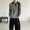 Nova coleção outono e inverno: Suéter gola polo color-block retrô, estilo old-money, para homens, exalando uma vibe sofisticada e descontraída; suéter de tricô feminino com gola virada