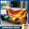 Banco de fibra de vidrio con diseño de olas arcoíris, ideal para parques panorámicos y exteriores. Silla de descanso con asiento anticorrosión de colores brillantes.