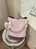 Bolso de mano de diseño de nicho retro muy elegante para mujer, modelo nuevo con sensación de calidad, bolso cruzado versátil, bolso tipo cubo popular
