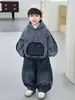 Conjunto de Sudadera con Capucha Rayada de Terciopelo Plus para Niños Otoño e Invierno 2026 Nuevo Elegante Jeans Gruesos para Bebé