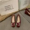 Sapatos de Salto Baixo Quadrado com Fivela Quadrada de Metal para Mulheres 2026 Novo Estilo de Outono Salto Baixo Grosso Bico Quadrado Sapatos Mary Jane para o Dia a Dia Mocassins