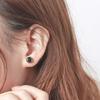 Brincos de Prata Esterlina 925 com Zircônia Negra de Diamante Único Clássico de Quatro Garras Simples para Homens e Mulheres Brincos de Estilo Frio Versáteis