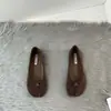 Zapatos de tacón grueso para mujer 2025 Nuevos Zapatos Retro de suela blanda Pata de cerdo Zapatos de punta dividida Zapatos de abuela plisados de nicho Mocasines