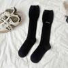 Calcetines de lana de camello holgados estilo coreano con etiqueta de tela de letra, calcetines casuales modernos holgados, calcetines gruesos hasta la rodilla para otoño e invierno