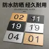 Placas de número digitais, placas de número de acrílico, placas de número de assento, placas de número para portas de correr, placas de número de mesa, adesivos de identificação e sinalização
