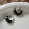 Brincos Color Block em Esmalte Preto para Mulheres, Design de Nicho Europeu e Americano de Luxo Leve, Brincos de Tarraxa Simples Versáteis de Alta Qualidade, Acessórios de Orelha, Argolas