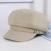 Nova boina octogonal de metal com fivela de letra estilo britânico da fábrica original, uma boina quente e estilosa para mulheres, perfeita para outono e inverno