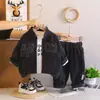 Conjunto Casual Estilo Coreano para Meninos de Um a Cinco Anos, Novidades de Outono, Conjunto de Três Peças com Capuz, Manga Longa, Listrado, Estilo Workwear, Tendência